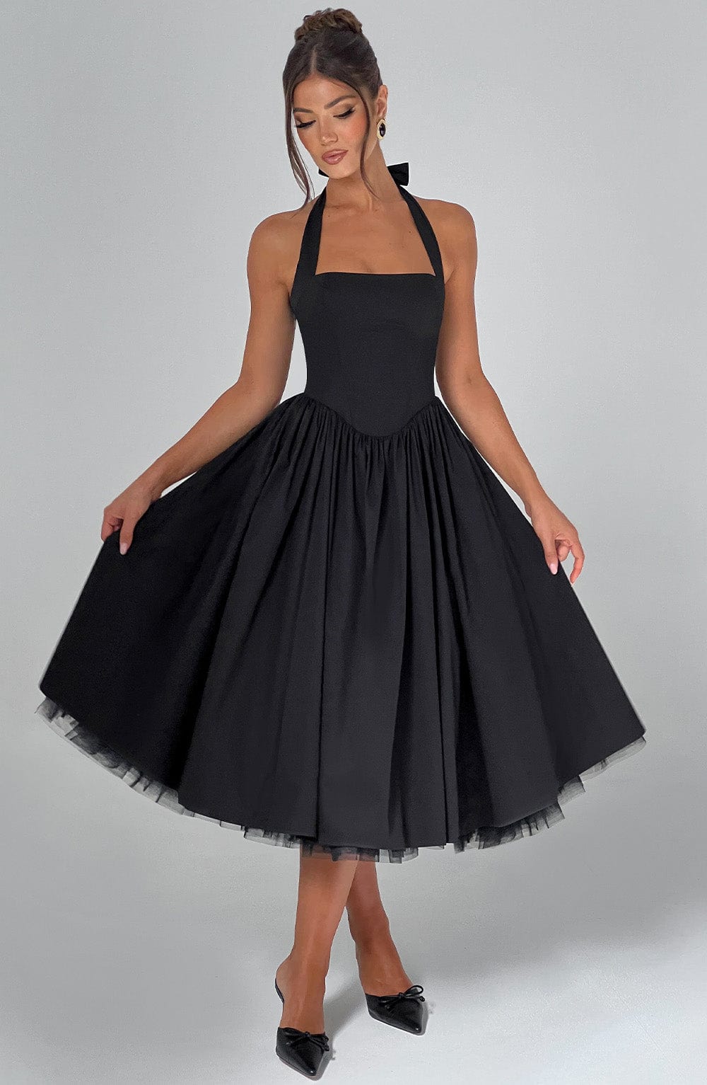 Chloe — Robe Midi Halter Mariage Invitee Blanche Noire Pour Elegance Maximale
