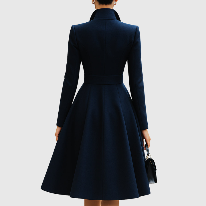Eleanor — La Robe Manteau Taillée Qui Commande le Respect