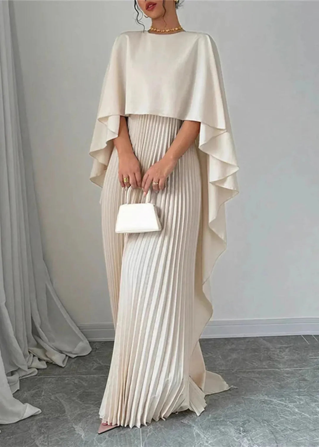 Makayla — Robe Mariage Invitee Cape Plissee Maxi Pour Presence Majestueuse