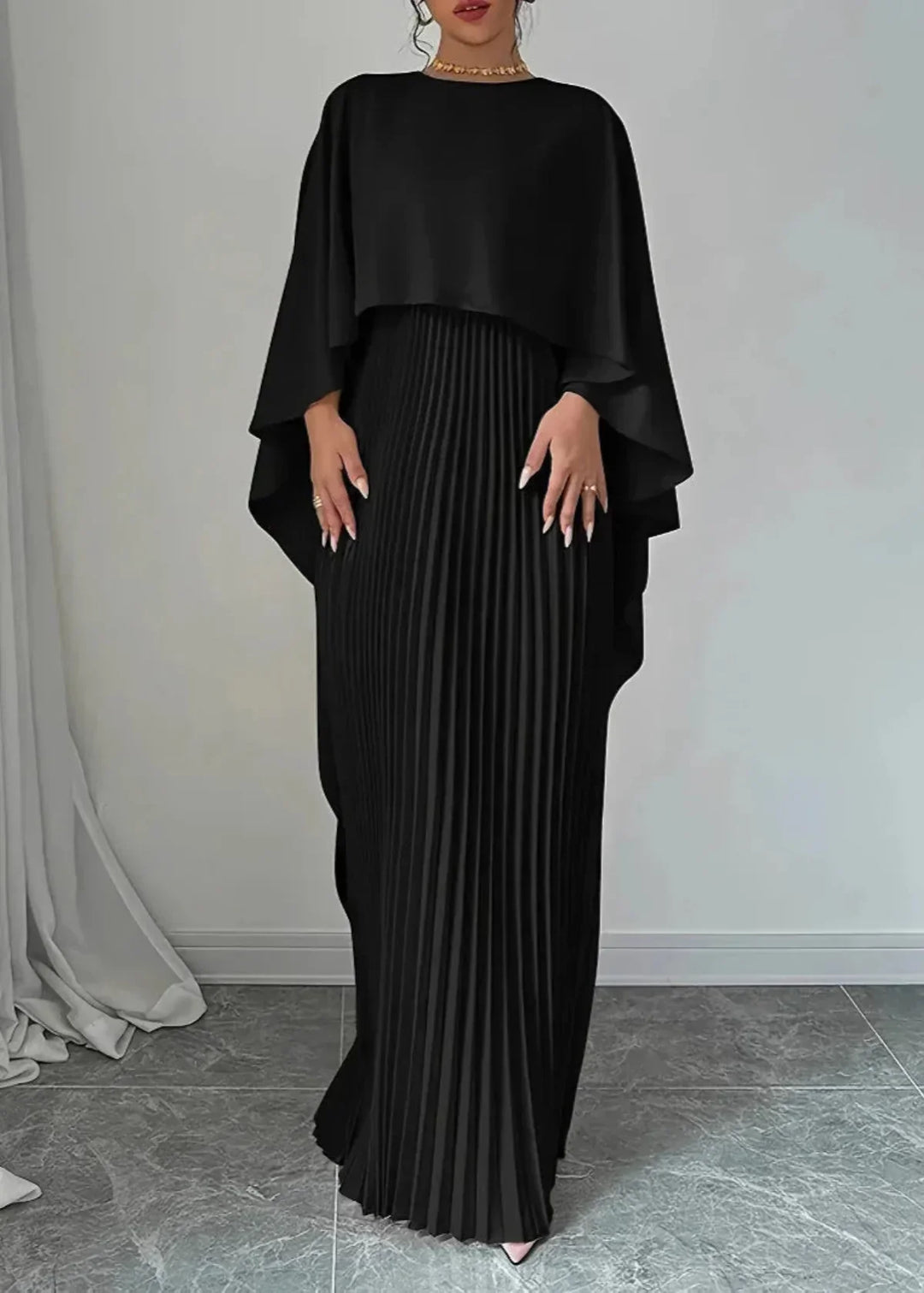 Makayla — Robe Mariage Invitee Cape Plissee Maxi Pour Presence Majestueuse