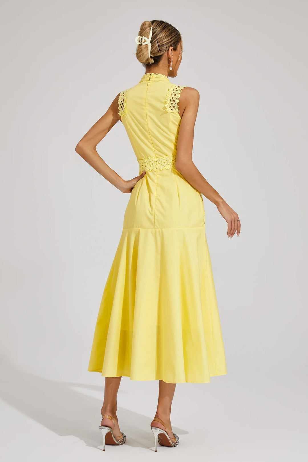 Caroline — Robe Mariage Invitee Dentelle Sans Manches Midi Jaune Blanche Bleue