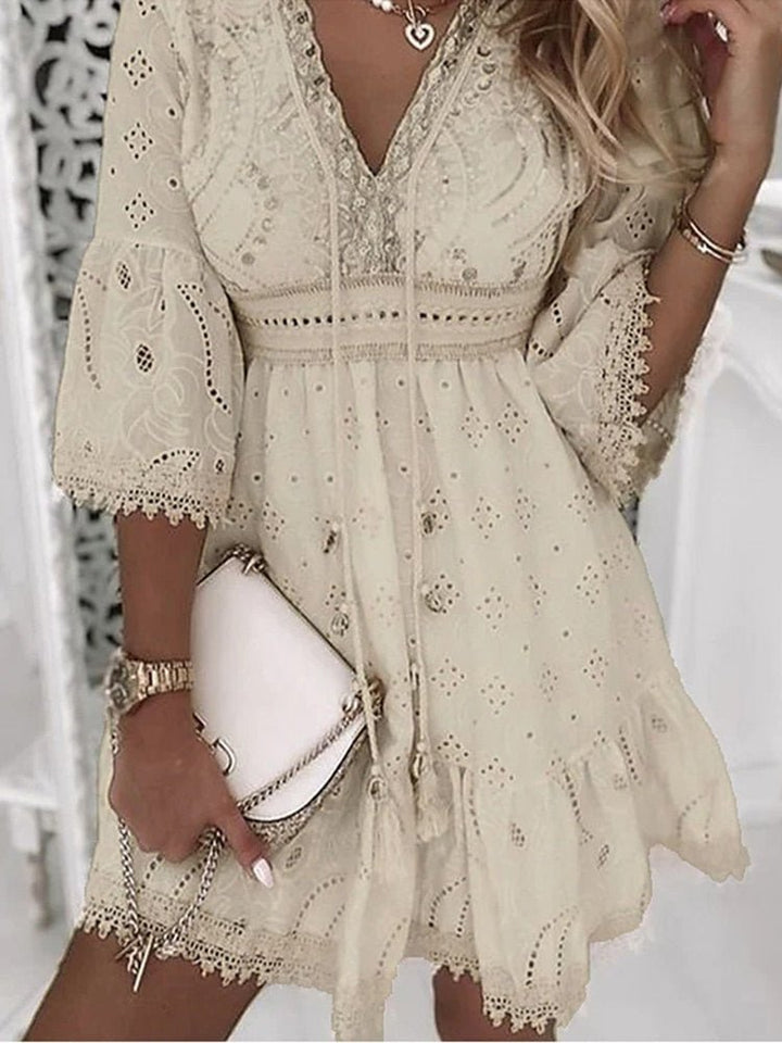 Scarlett — Robe Mini Boho Col V Manches Cloche Dentelle Blanche Beige