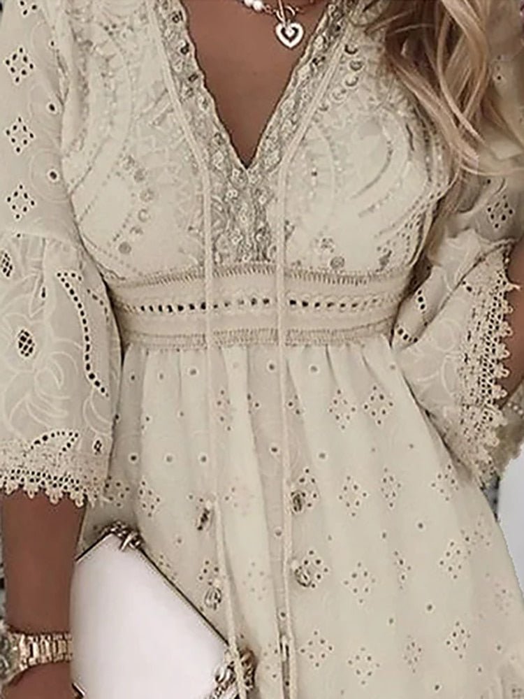Scarlett — Robe Mini Boho Col V Manches Cloche Dentelle Blanche Beige