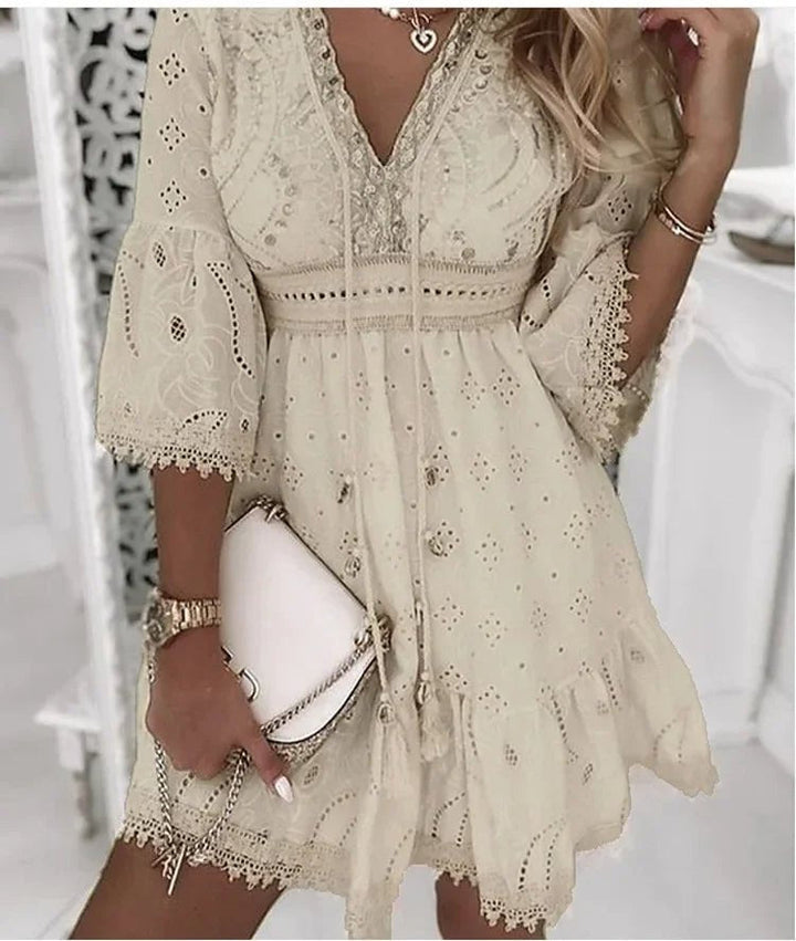 Scarlett — Robe Mini Boho Col V Manches Cloche Dentelle Blanche Beige