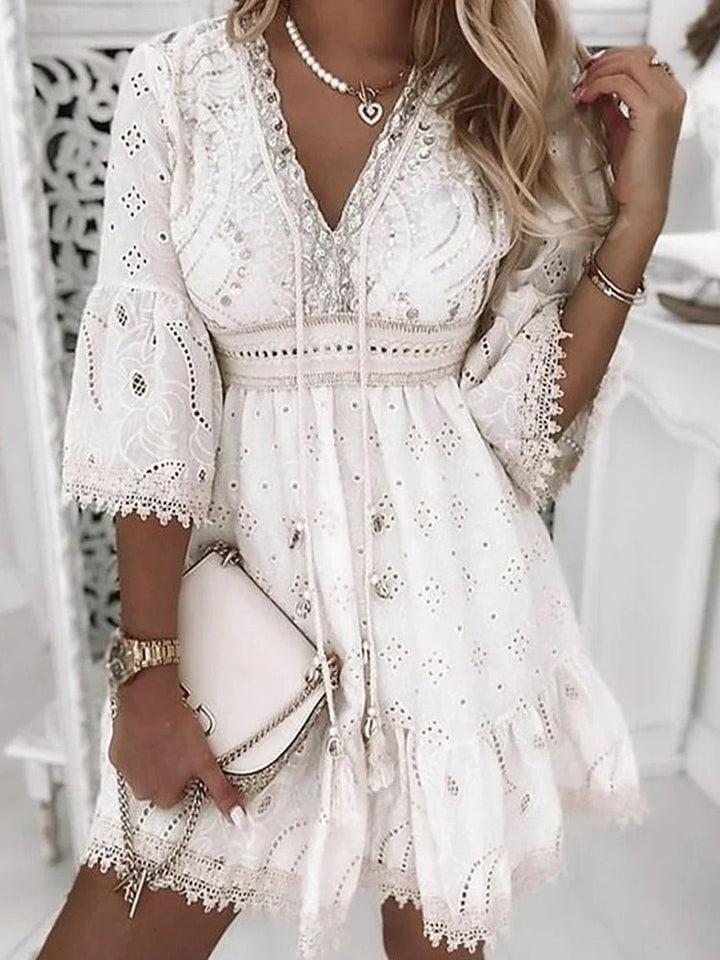 Scarlett — Robe Mini Boho Col V Manches Cloche Dentelle Blanche Beige