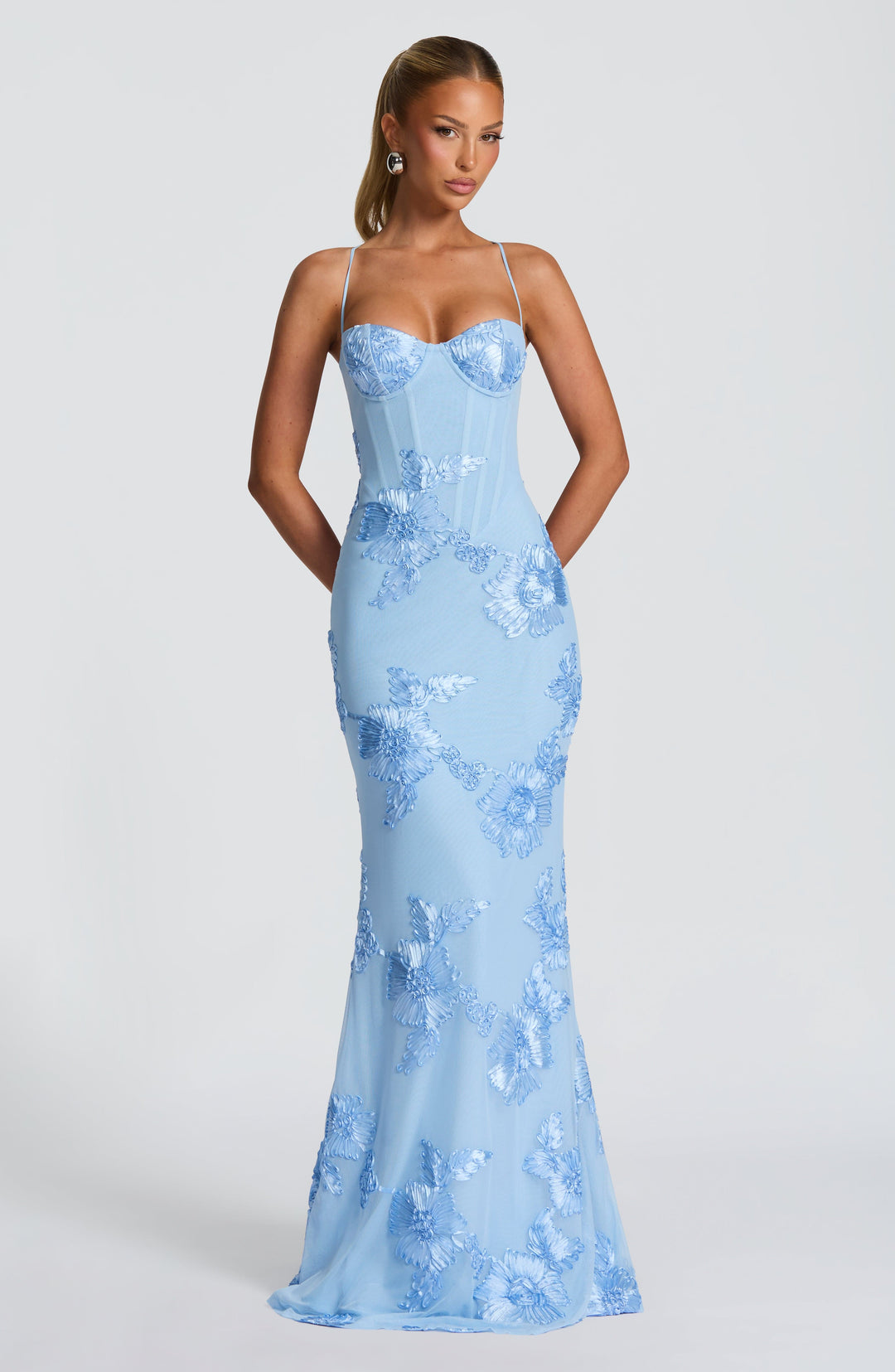 Audrey — Robe Maxi Brodee Florale Mariage Invitee Bleu Ciel Noire Jaune