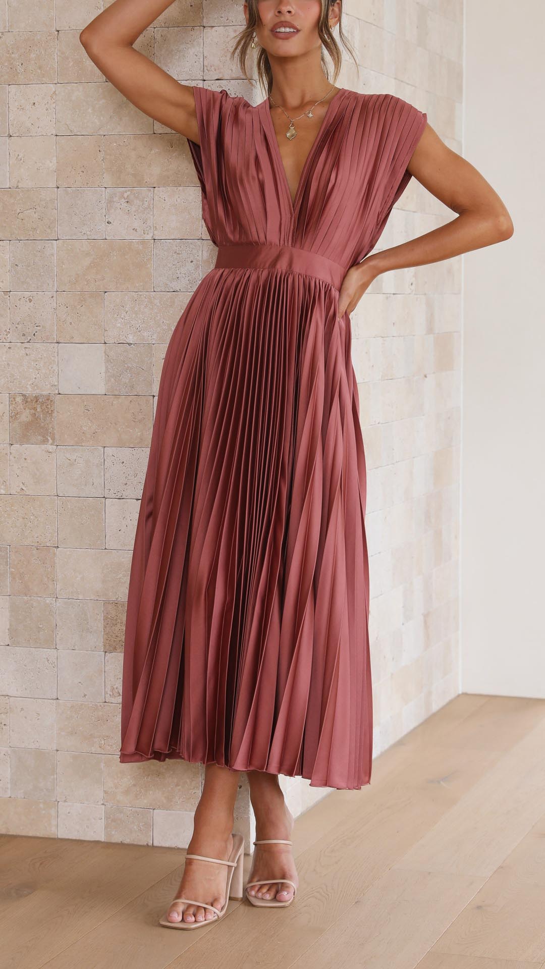 Kaitlyn — Robe Mariage Invitee Plissee Col V Midi Champagne Rose Antique Grise