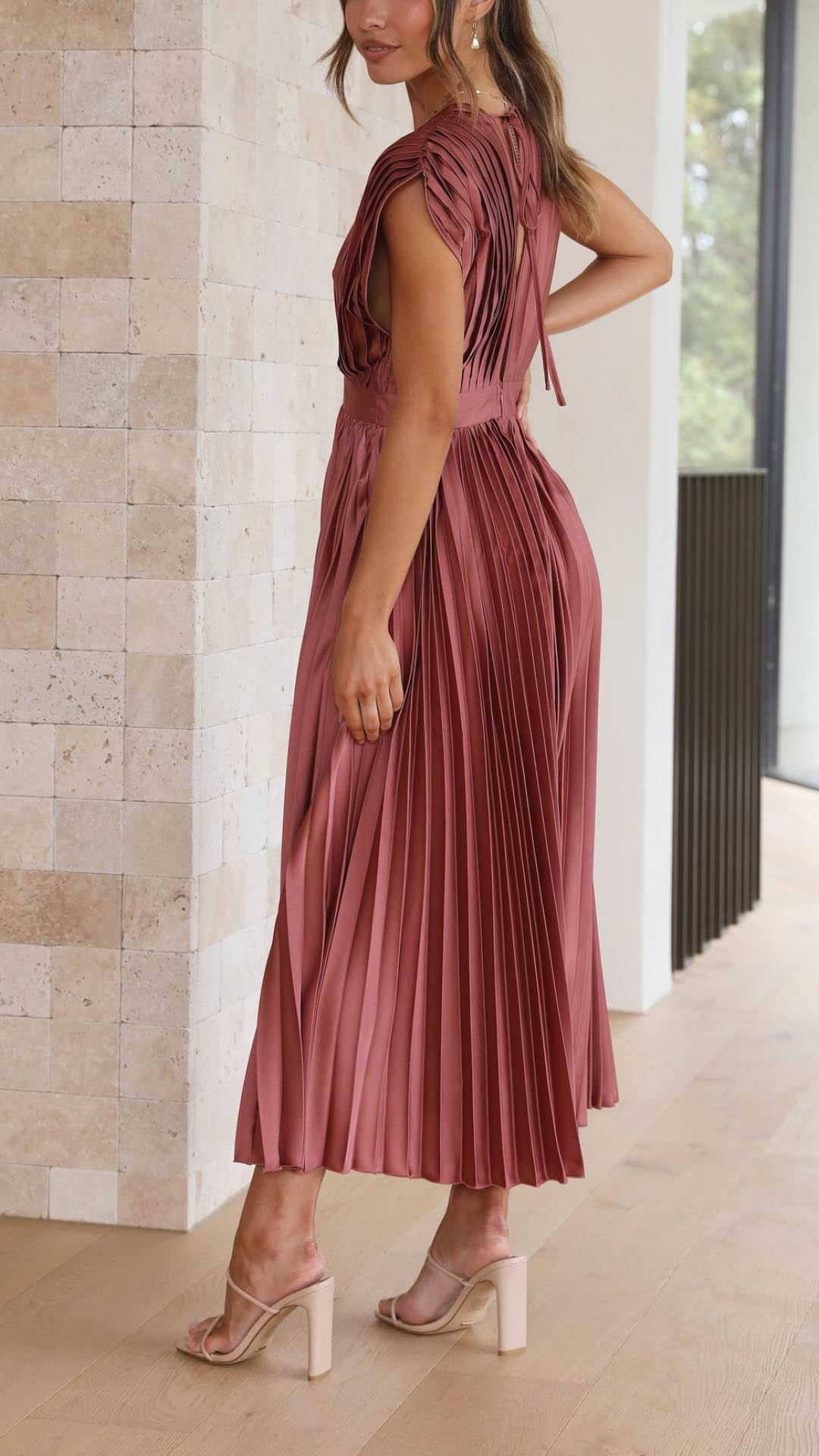 Kaitlyn — Robe Mariage Invitee Plissee Col V Midi Champagne Rose Antique Grise